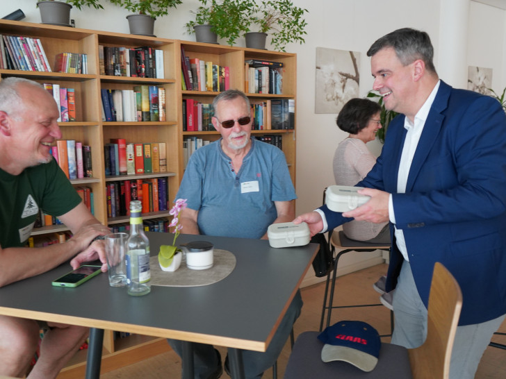 Mit einer kleinen Aufmerksamkeit bedankt sich Landrat Dr. Alexander Saipa persönlich bei den neuen Trägerinnen und Trägern der Ehrenamtskarte.