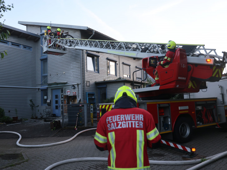 Auch die Drehleiter kam zum Einsatz.