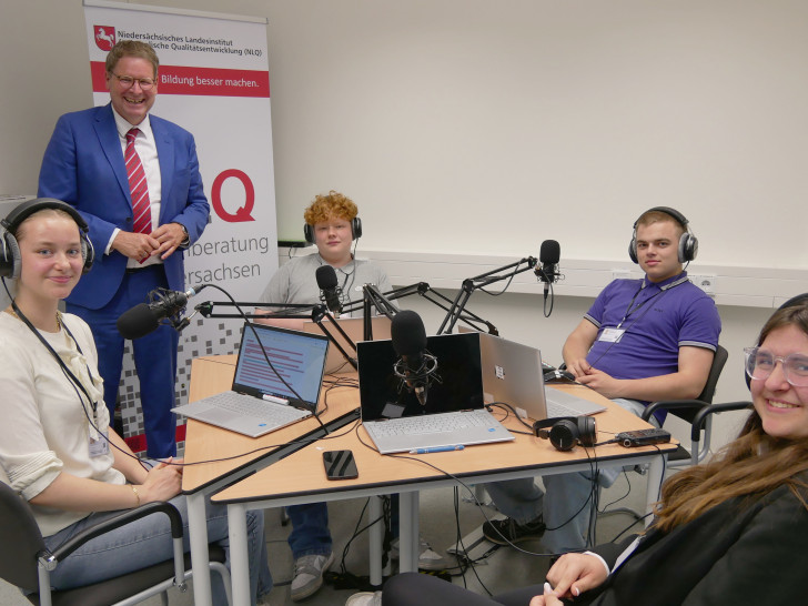 Der Landtagsabgeordnete und Projektpate Marcus Bosse begleitete die Schüler persönlich im Landtag.