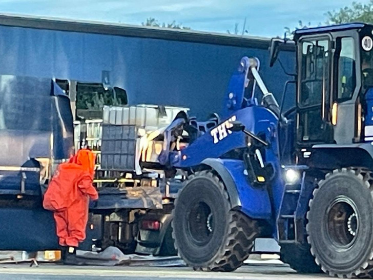 Bergung des IBC Containers mit Hilfe des Radladers des THW (Archiv)