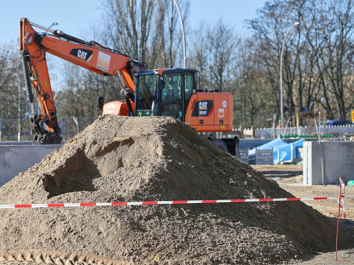 Bagger auf Baustelle (Archiv)