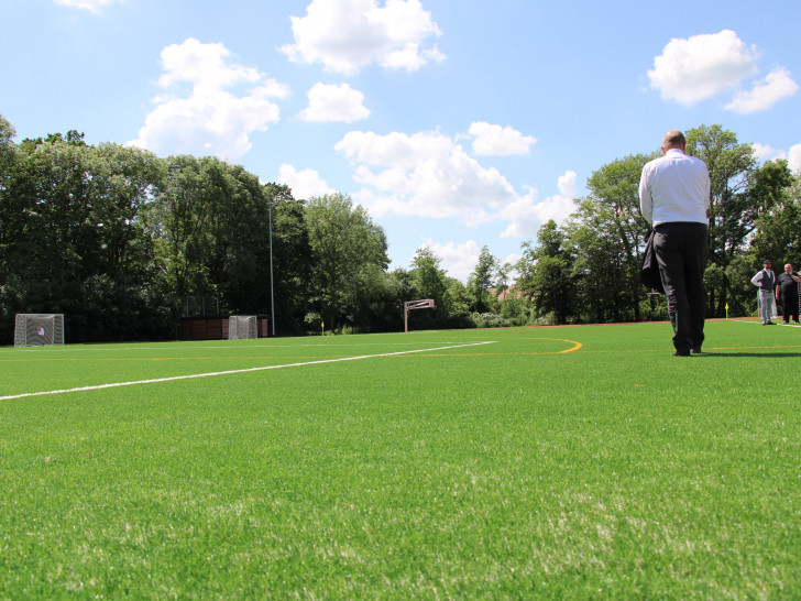 Der Kunstrasenplatz eigent sich für Fußball und Hockey.