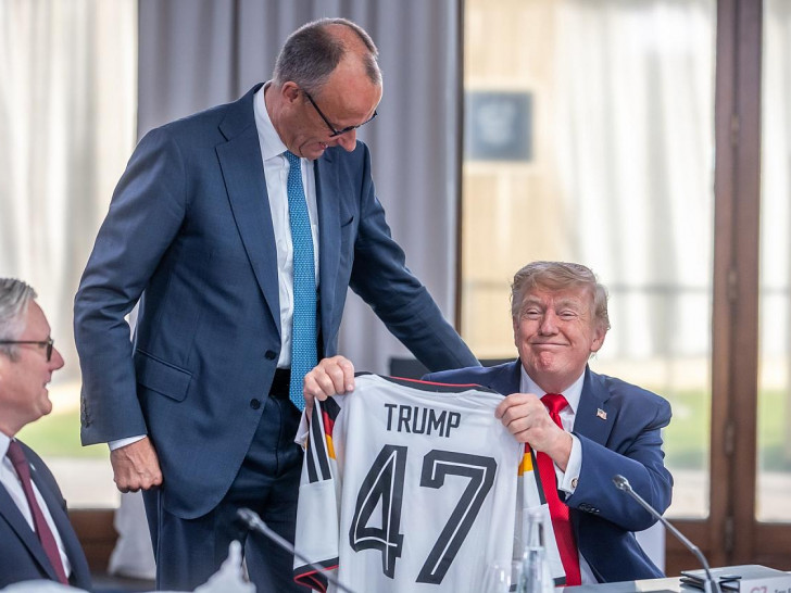 Merz schenkt Trump Deutschland-Triko am 16.06.2026