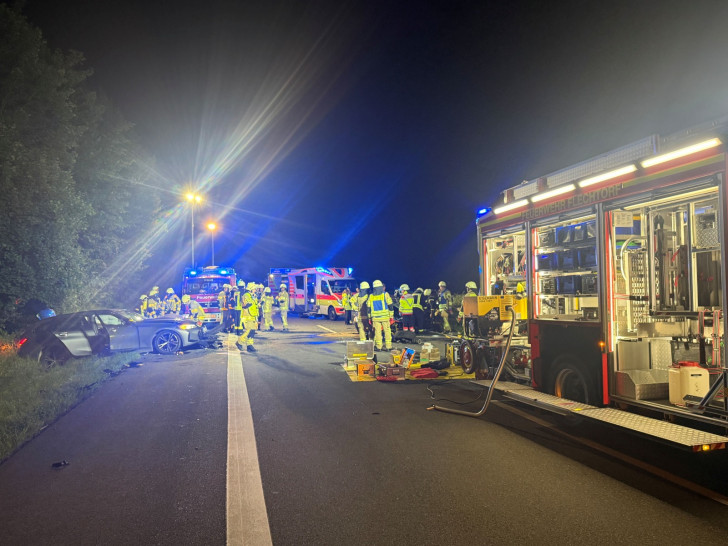 Zwei Fahrzeuge kollidierten frontal auf der A39.