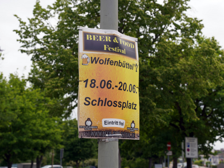 In der Lessingstadt weisen Plakate auf die Veranstaltung hin.