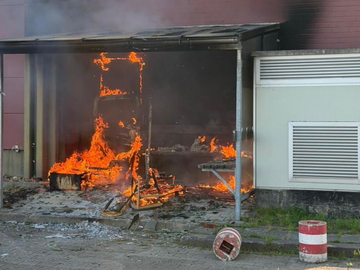 Einige Möbelstücke standen in Flammen.