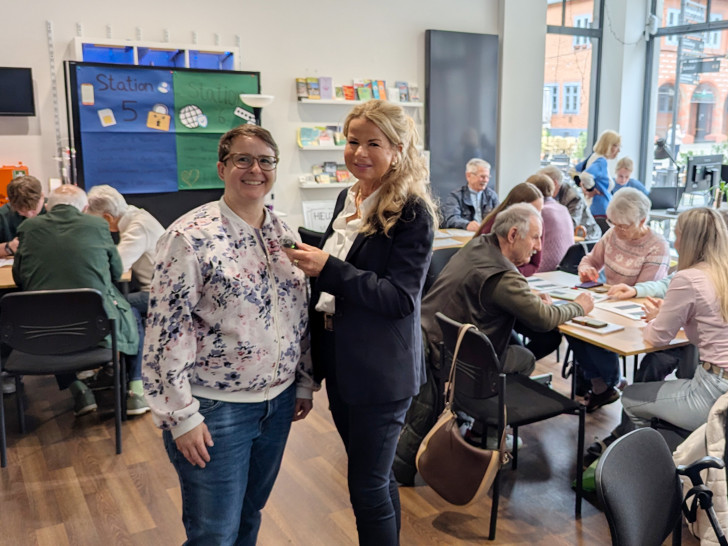 Oberbürgermeisterin Urte Schwerdtner (re.) und Naomi Albrecht (li.) während der Veranstaltung. Die erste Digital- und Handyhilfe für Seniorinnen und Senioren im MachMit!Haus war ein voller Erfolg.