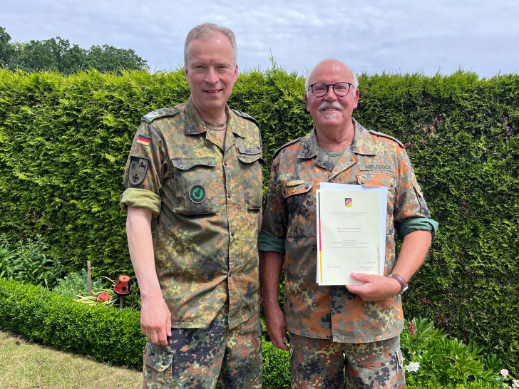 Oberstleutnant Michael Gandt (links) bei der Verleihung der Ehrennadel in Gold mit Diamanten an Oberstleutnant d. R. Harald Nielebock.