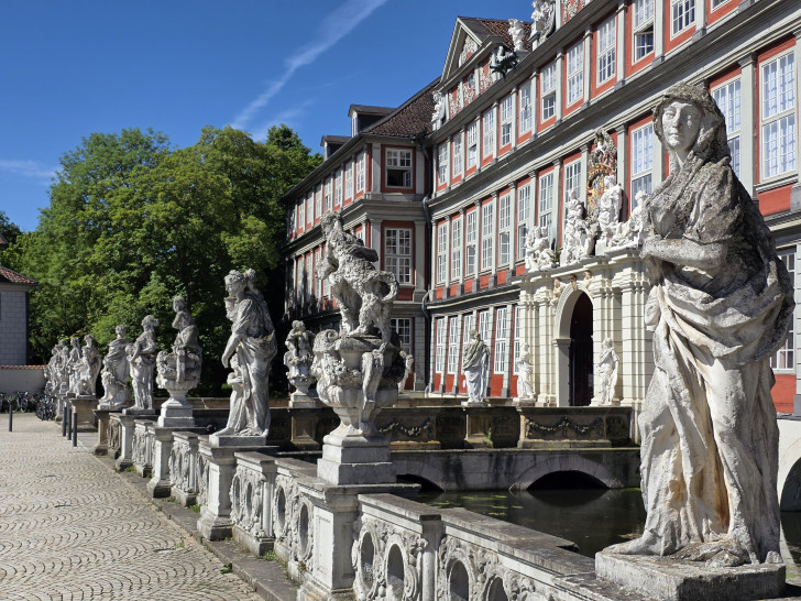 Seit 300 Jahren stehen die Figuren vor dem Schloss. Doch welche Bedeutung haben sie?
