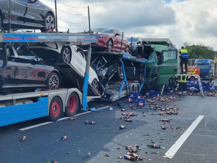 Der Fahrer des grünen Lkw musste aus seinem Fahrzeug geholt werden.