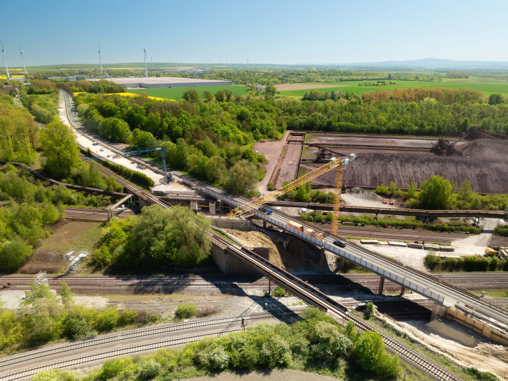 Luftbild der abgerissenen Brücken auf der Industriestraße Mitte, 