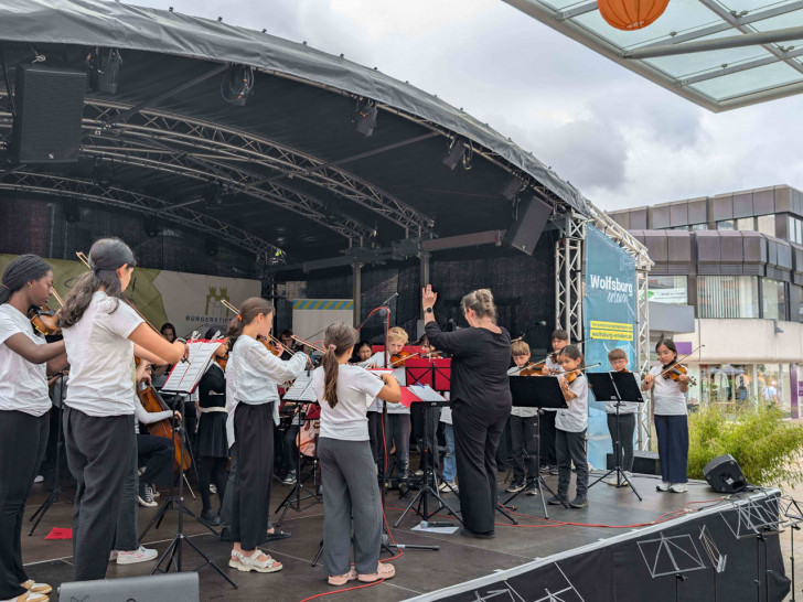 Auf der Bühne unterm Glasdach sorgt die Musikschule der Stadt Wolfsburg zwei Tage lang für ein abwechslungsreiches Programm.