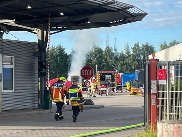 Blick auf die Einsatzstelle mit der qualmenden Wechselbrücke (Archiv)