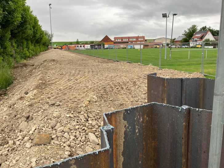 Die Bauarbeiten für den künftigen Hochwasserschutz in Lochtum kommen gut voran – hier direkt am Sportplatz.
