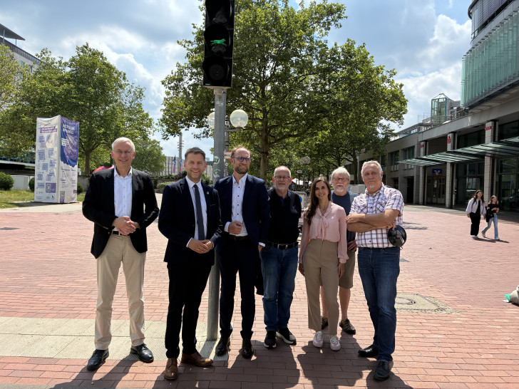Grünes Licht: Erster Stadtrat und Stadtbaurat Kai-Uwe Hirschheide, Oberbürgermeister Dennis Weilmann und Wirtschaftsdezernent Jens Hofschröer freuen sich gemeinsam mit Vertretern von WMG, Ortsrat Stadtmitte und Verwaltung über die neuen Ampelmotive.