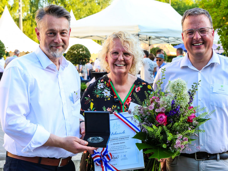 Ivica Lukanic und Jan Schröder mit der Geehrten Annette Goslar.