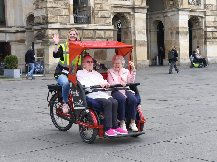 "Radeln ohne Alter"-Pilotin Kristin Winter und ihre Passagierinnen Bärbel Kamrath, und Brigitte Lindner aus dem Seniorenzentrum „Am Wasserturm“ vor dem Schloss