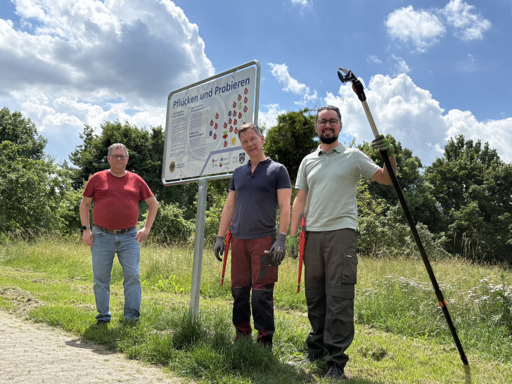Guido Kuschenek vom Bauhof der Stadt Helmstedt freut sich gemeinsam mit Lions-Vizepräsident Ralf Hollatz-Sinning und Lions-Präsident Andreas Warmbein über das erfolgreiche gemeinsame Projekt (v.l.).