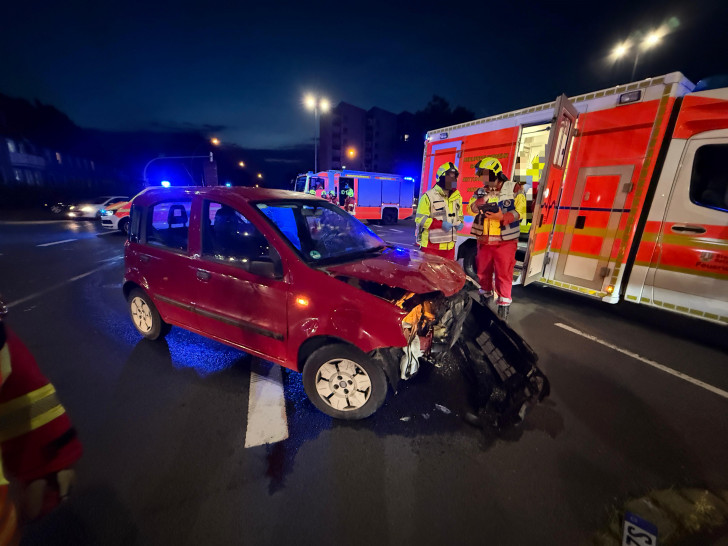 Das Auto wurde bei dem Unfall schwer beschädigt.