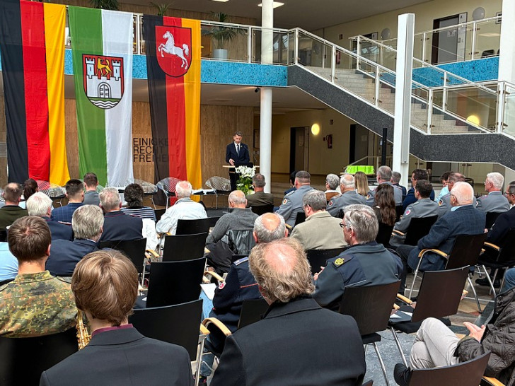 Eröffnung des Veteranentages in der Bürgerhalle mit Oberbürgermeister Dennis Weilmann (am Rednerpult).