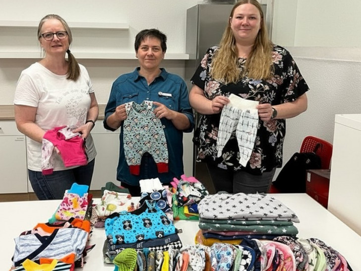(v.l.n.r.): Barbara Ebenig, 3. Vorsitzende des Wolfsburger Elfen helfen e.V., Stefanie Nörenberg und Frederike Schwieger vom Team des Projektes „Tafel packt Babytasche“.