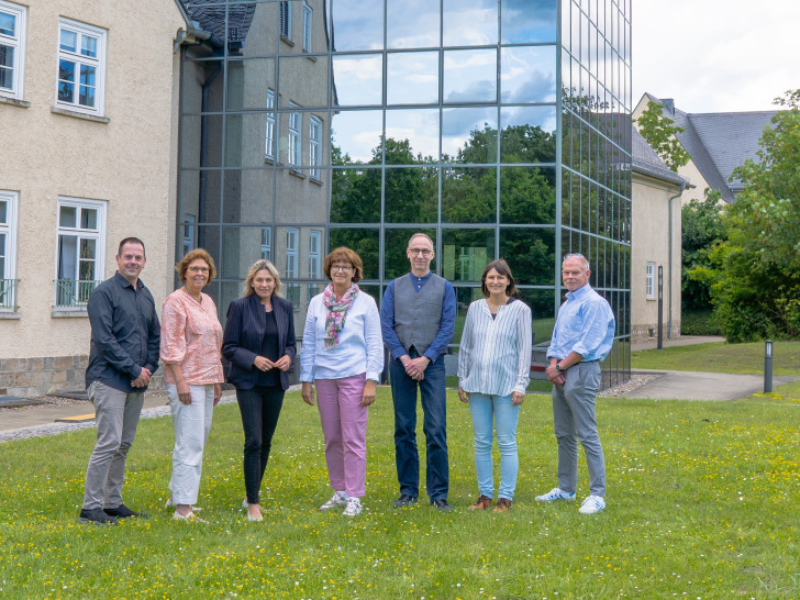 Beim Gründungstreffen des Beirats zum neuen dualen Studiengang Soziale Arbeit (von links): Felix Siebert (Stellv. Geschäftsführer/Prokurist, Diakonische Dienste Goslar), Prof. Dr. Sandra Verena Müller (Dekanin der Fakultät Soziale Arbeit), Prof. Dr. Andrea Friedrich (Sozialdezernentin, Landkreis Peine), Prof. Dr. Claudia Kaiser (Studiendekanin, Fakultät Soziale Arbeit), Karl Gröpler (Leiter des Praxisamts, Fakultät Soziale Arbeit), Prof. Dr. Sina Motzek-Öz (Prodekanin Fakultät Soziale Arbeit), Volker Tetzel (Fachbereich Kinder, Jugend und Familie, Stadt Braunschweig)