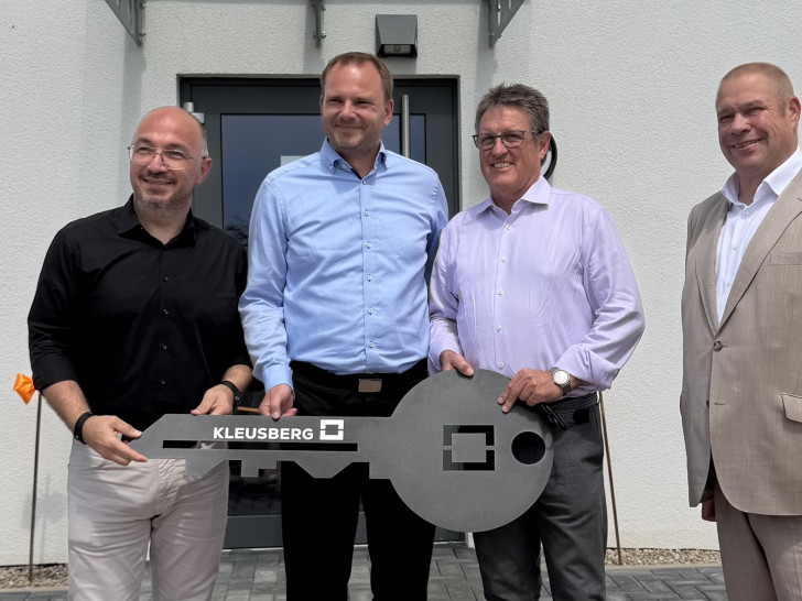 Bei der Schlüsselübergabe (v.r.): Akin Güven, Christian Räder, Torsten Scholz und Wittich Schobert.
