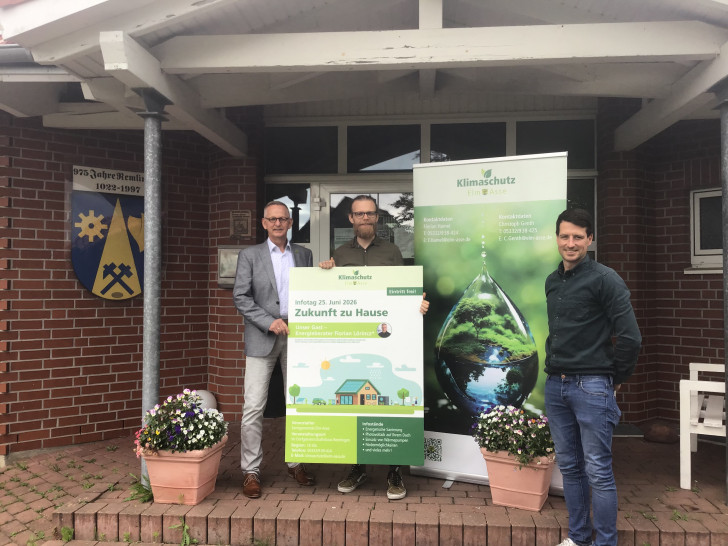 Samtgemeindebürgermeister Dirk Neumann und die beiden Klimaschutzmanager der SG Christoph Genth und Florian Hamel vor dem DGH in Remlingen, in dem die Veranstaltung stattfinden wird.