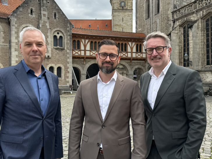 v.l.n.r: Jörg Meyer, aktueller Geschäftsführer der Wirtschaftsförderung, Sebastian Hallmann, designierter Geschäftsführer, und Gerold Leppa, Aufsichtsratsvorsitzender der Braunschweig Zukunft GmbH.