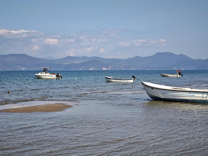 Boote am Strand von Korfu