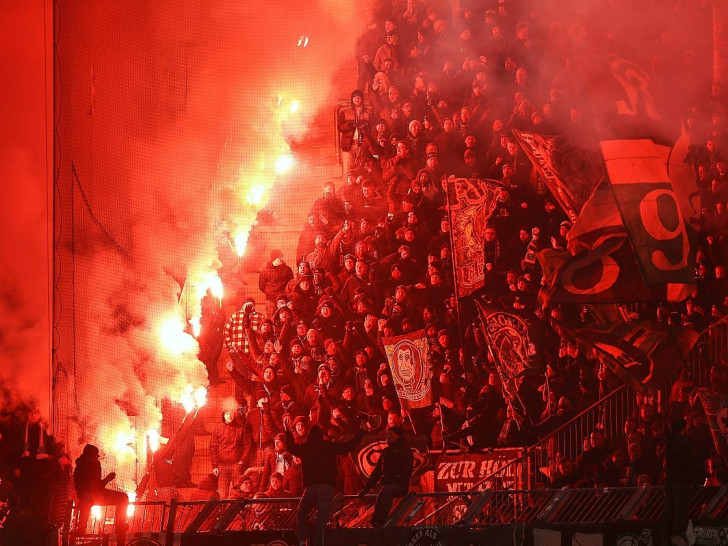 Fans mit Pyrotechnik (Archiv)