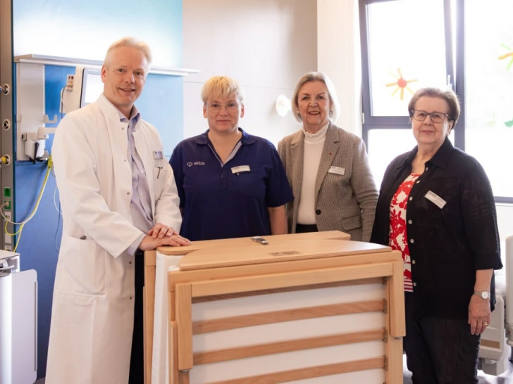 Bei der Spendenübergabe (v. l. n .r.): Chefarzt der Kinderklinik Dr. Andreas Beilken; Stationsleitung der Kinderklinik, Carmen Friedrich; Christine Wolnik, Vorsitzende des Fördervereins, und Ulrike Bohle, Leiterin der Grünen Damen und Herren im skbs. 
