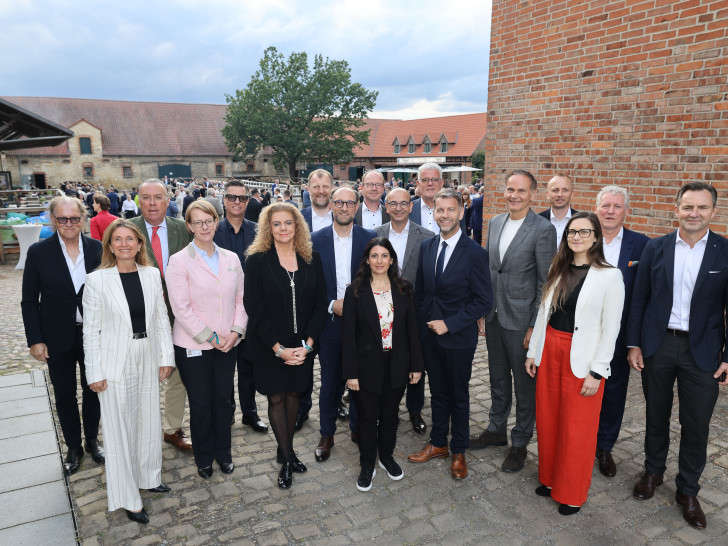 hintere Reihe v. l.: Harald Vespermann, Günther Graf von der Schulenburg, Thomas Schmall-von Westerholt, Tim Faß, Prof. Dr. Markus Henke, Ralf Krüger, Dr. Bernd Schmid, Marc Wille und Thomas Schäfer vordere Reihe v. l.: Irina Franz, Birte Fleischer, Prof. Dr. Sabina Jeschke, Jens Hofschröer, Daniela Cavallo, Stefan Gratzfeld, Dennis Weilmann, Oliver Blume und Christine Schmidt.