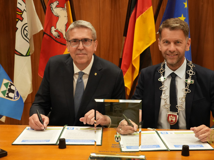 Oberbürgermeister Dennis Weilmann und Bürgermeisters Samir Avdić unterzeichneten die Partnerschaftsurkunde.