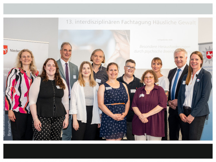 Serena Stamer, Fabienne Theinert, Detlev Rust, Josefine Leis, Hartmut Linde, Sophia Hühnlein, Dr. Isabel Englert, Dr. Astrid-Christine Mitschke, Mareike Knappe, Thomas Ring und Lisa Rackow (v. li.).