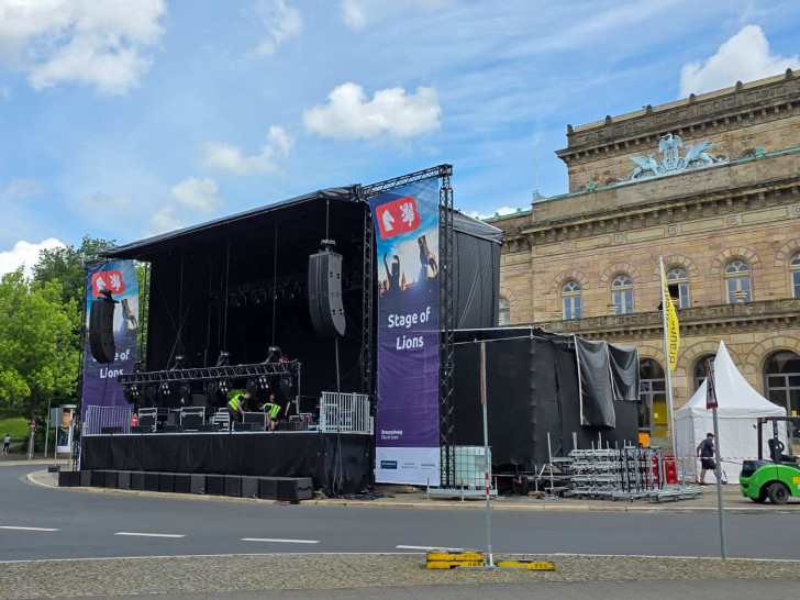 Vor dem Staatstheater Braunschweig bauen viele fleißige Hände die "Stage of Lions" auf.
