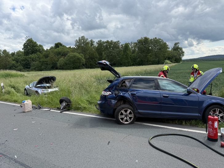 Zwei Autos kollidierten frontal auf der Straße Diebesstieg