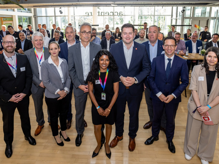 v.l.n.r.: Stefan Matuschat, Frank Nies (beide Accenture), Prof. Dr.-Ing. Sabrina Zellmer (TU Braunschweig), Jörg Meyer (Braunschweig Zukunft), Dr. Volker Lang (BS Energy), Darani Yogalingam (Accenture), Oberbürgermeister Dr. Thorsten Kornblum, Günther Graf von der Schulenburg, Wissenschaftsminister Falko Mohrs und Marianne Kovar-Lopez (Braunschweig Zukunft) begrüßten rund 150 Gäste zum 42. Braunschweiger Unternehmergespräch.