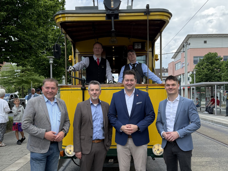 Bezirksbürgermeister Matthias Disterheft (v.l.), Frank Brandt, Prokurist und kaufmännischer Leiter der BSVG, Oberbürgermeister Dr. Thorsten Kornblum und Claas Merfort, Aufsichtsratsvorsitzender der BSVG fuhren zur Wiedereröffnung mit einer historischen Straßenbahn nach Stöckheim.