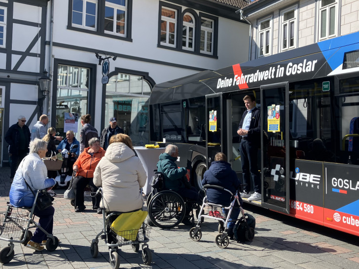 Hier können mobilitätseingeschränkte Menschen das Einsteigen in den Bus üben.