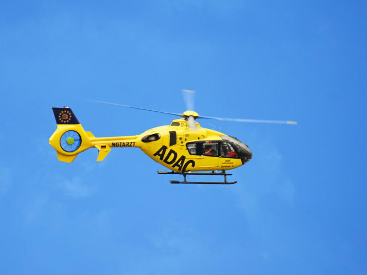Ein Rettungshubschrauber brachte zwei verletzte Personen ins Klinikum Braunschweig (Symbolbild mit Christoph 30).