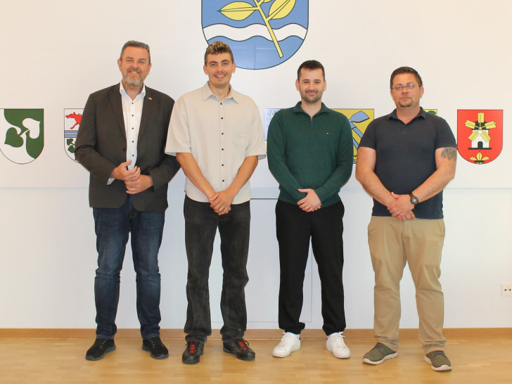 Bürgermeister Andreas Busch begrüßte zusammen mit Eugen Siegmund (re.), stellvertretender Fachbereichsleiter Bau, Immobilen und Bauhof, die neuen Kollegen Lars Krüger und Nando Maire.
