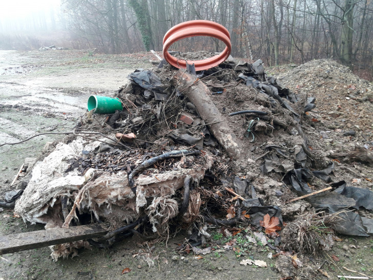Abfall auf der wilden Deponie am 23. Dezember 2020, als die Umweltverbände die dortigen Zustände entdeckten.
