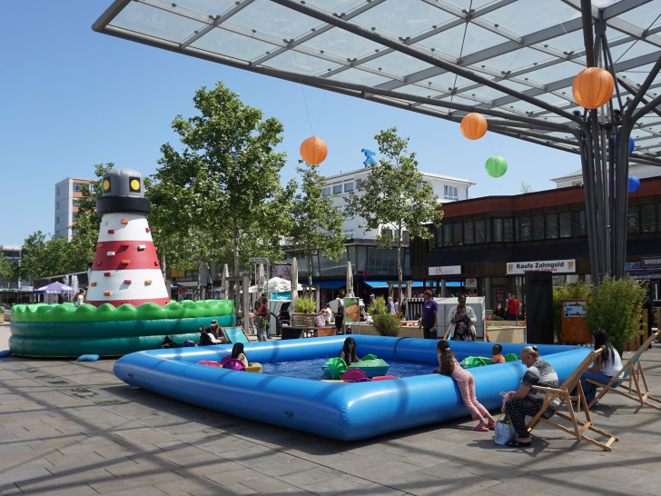 Mit dem Mini-Tretboot in der Stadt unterwegs.