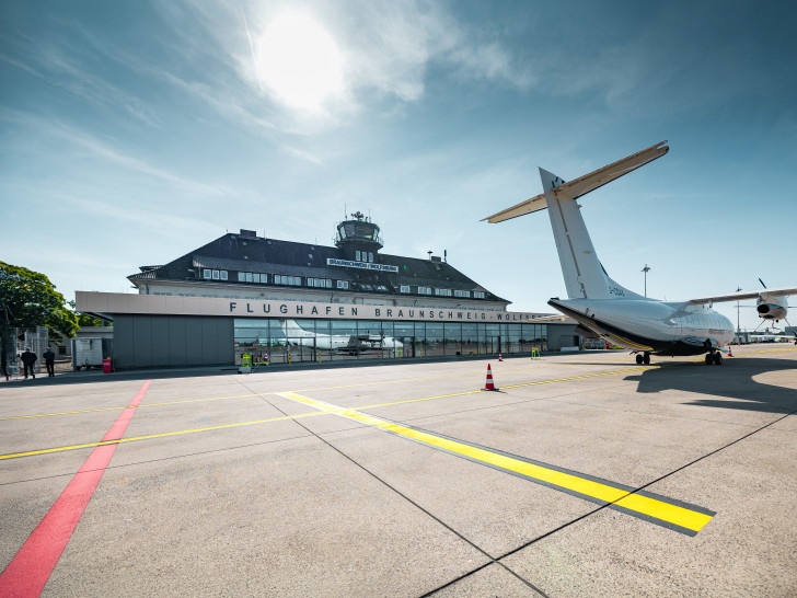 Blick über das Vorfeld des Flughafens auf das Hauptgebäude mit dem neuen Terminal.