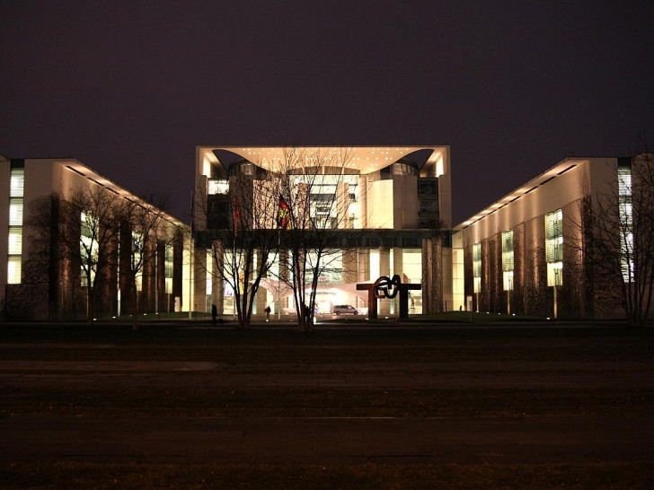 Bundeskanzleramt bei Nacht (Archiv)