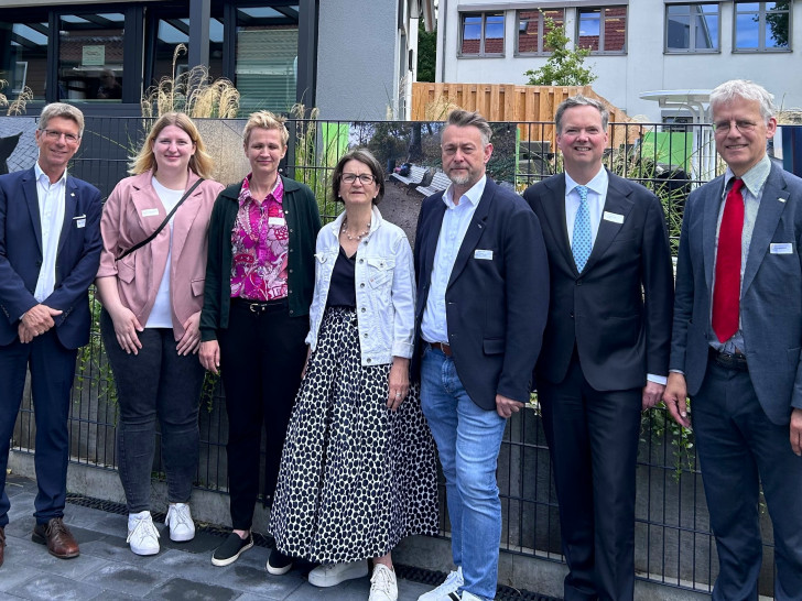 Maik Gildner, Geschäftsführer DWB, Jennifer Hammerschmidt, Amt für Soziales vom Landkreis Wolfenbüttel, Nadine Boß und Monika Bartels-Röker vom DWB, Bürgermeister Ivica Lukanci, Dr. Friedrich Ley und Dr. Jens Rannenberg, Vorstand der Dachstiftung Diakonie.