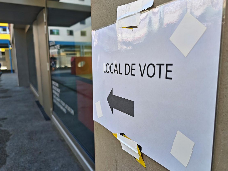 Wahllokal für Schweizer Volksabstimmung am 14.06.2026