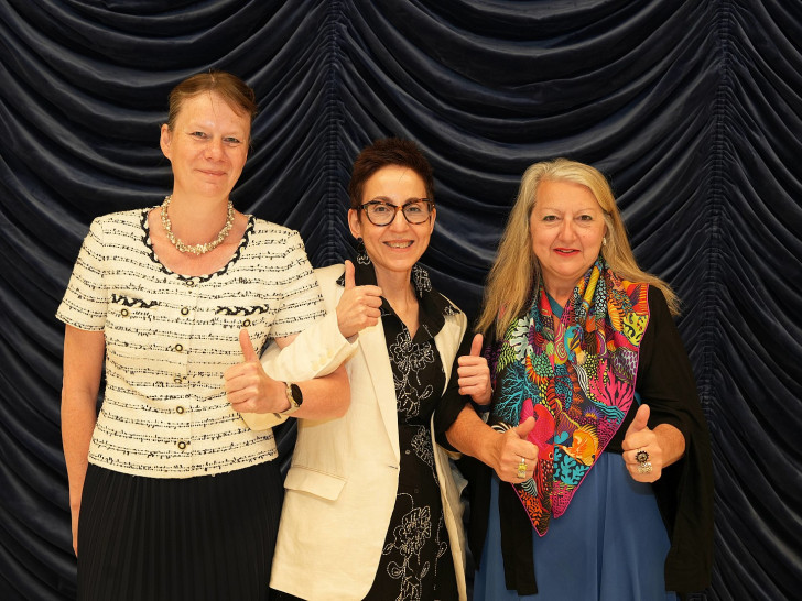 Annette Röttger, die zukünftige EURAMET-Vorsitzende, neben der aktuellen Vorsitzenden Dolores del Campo und der stellvertretenden Vorsitzenden (Forschung) Maguelonne Chambon (von links nach rechts).
