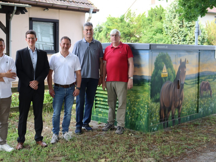 Im Schatten der Trafostation (von links): Jonas Methner (Bürgerverein „Wir für Liedingen“), Tobias Grünert (Gemeindebürgermeister), Ralf Baumgarten (avacon), Axel Richter (Bürgerverein „Wir für Liedingen“), Benno Schünemann (Ortsbürgermeister Bodenstedt/Liedingen/Köchingen).
